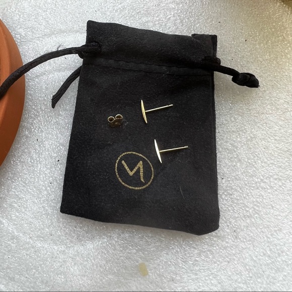 🚫SOLD🚫Mejuri Bar Studs Pair 14k Solid Gold (One back missing) - Picture 3 of 9